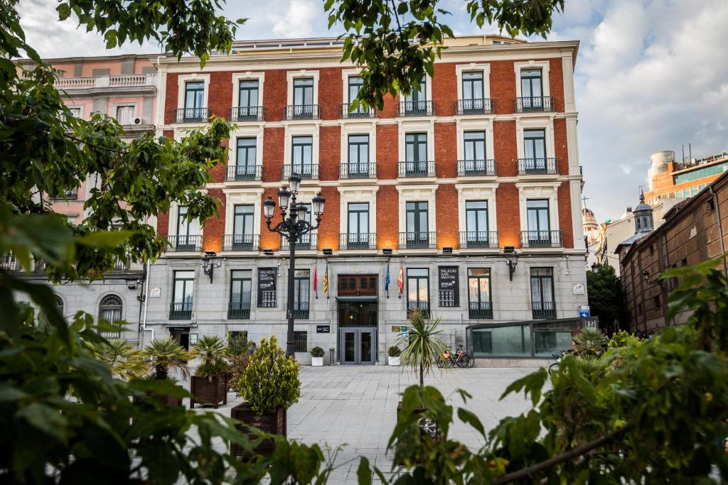 un gran edificio de ladrillo frente a un edificio en Intelier Palacio San Martin, en Madrid