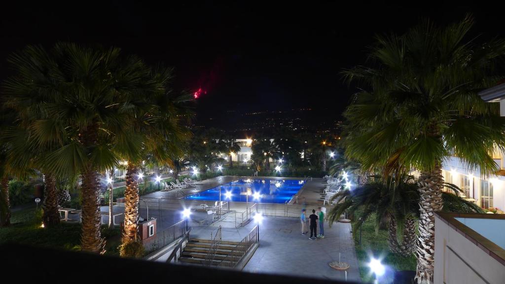 Bazén v ubytování King's House Hotel Resort nebo v jeho okolí