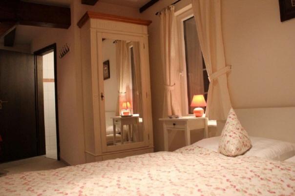 سرير أو أسرّة في غرفة في Lucia's Gästehaus "Zur Mühle"