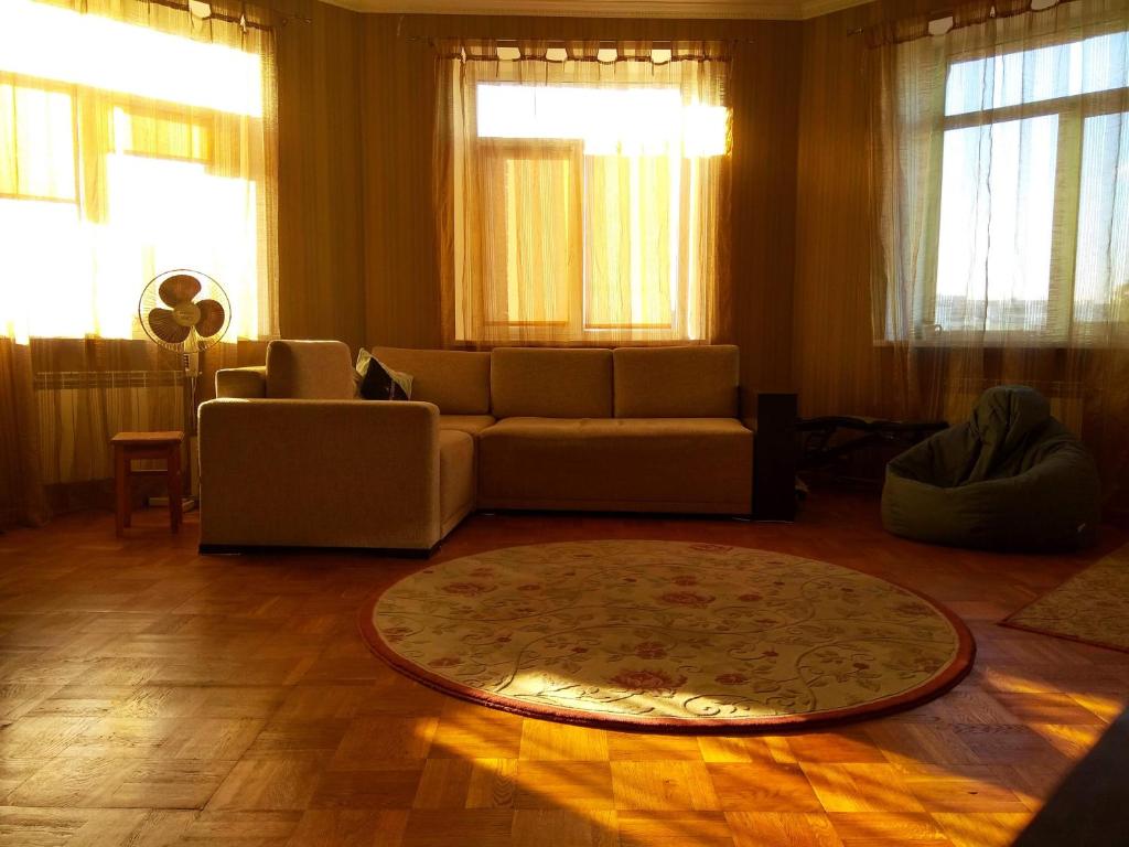 een woonkamer met een bank en een tapijt bij Alabama Mama in Kiev