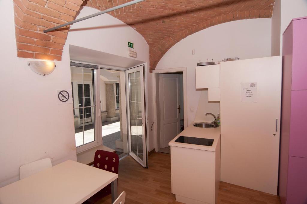 Kuchyň nebo kuchyňský kout v ubytování H2O Hostel