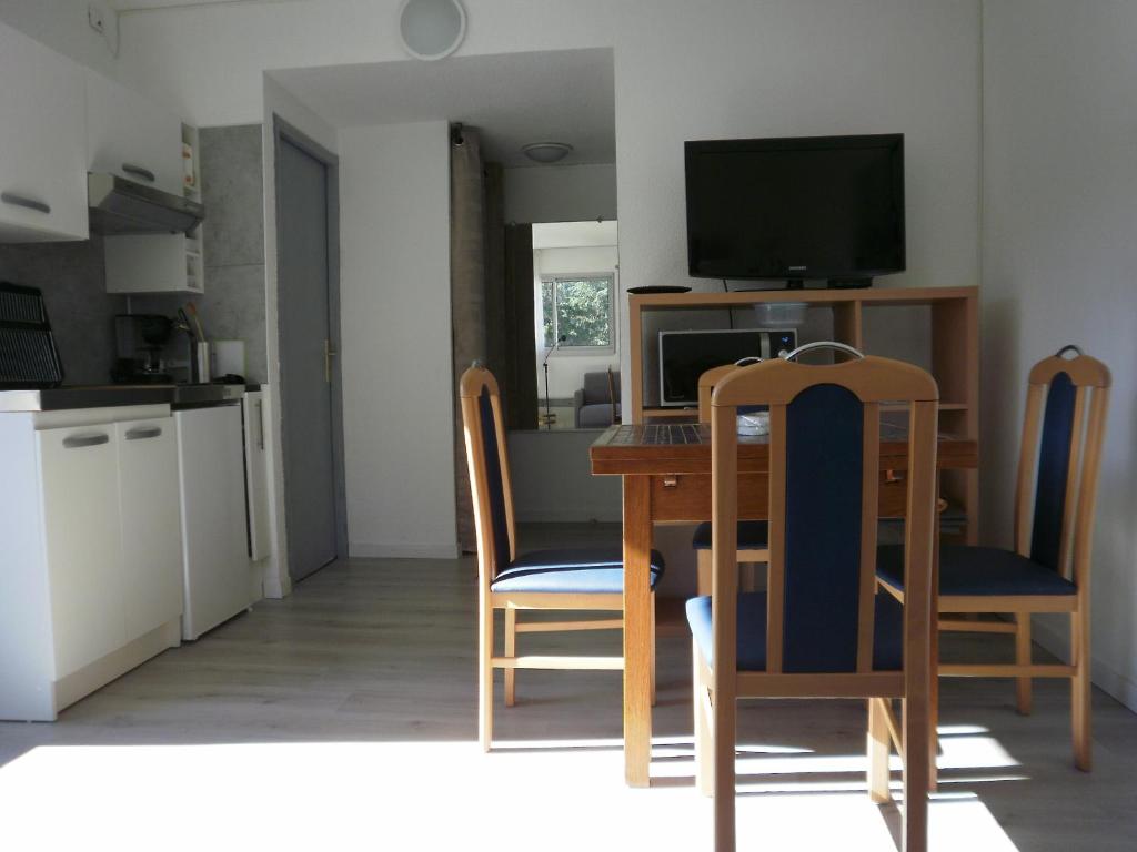 a kitchen and dining room with a table and chairs at la Catalane in Vernet-les-Bains