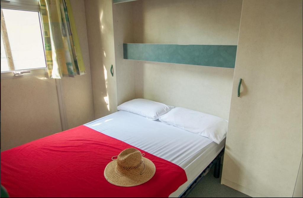 Postel nebo postele na pokoji v ubytování Camping Sènia Tucan