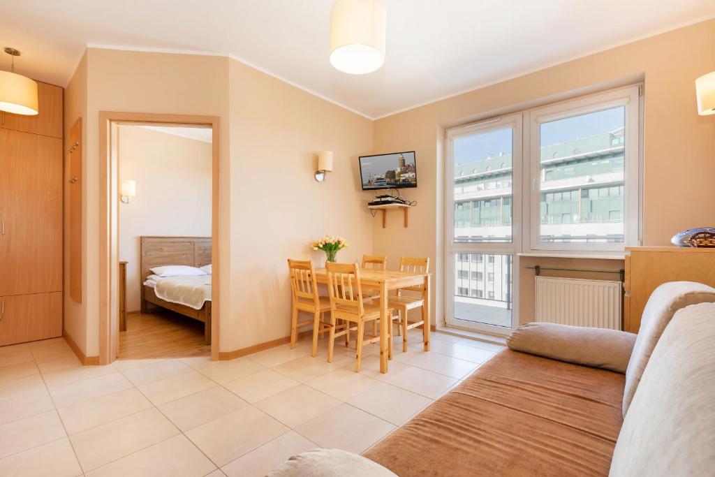 Posteľ alebo postele v izbe v ubytovaní Spacerowa Apartments with Parking by Noclegi Renters