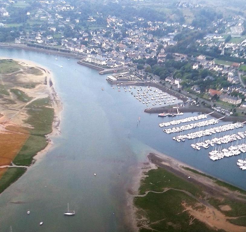 una vista aérea de un puerto deportivo con barcos en el agua en Ecrin de tranquillité - Centre Village en Barneville-Carteret