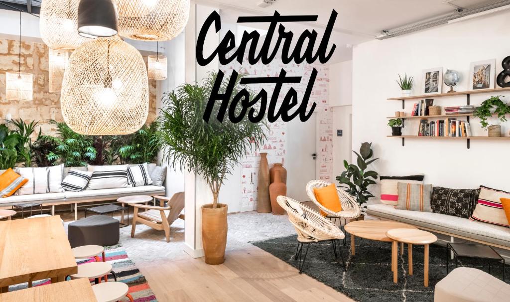 波爾多的住宿－Central Hostel Bordeaux Centre，一间房间,配有家具和标志,可阅读酒店中心