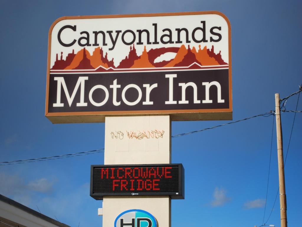 una señal para un motel en una gasolinera en Canyonlands Motor Inn en Monticello