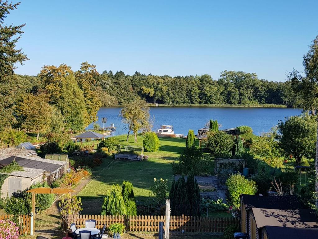 Fotografie z fotogalerie ubytování Schöne 3Zimmer Ferienwohnung direkt am Baalensee v destinaci Fürstenberg-Havel