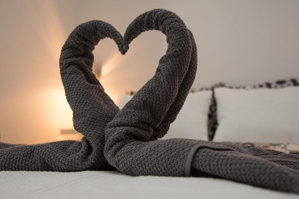 a pair of towels in the shape of a heart at Studio Apartman Ždral in Daruvar