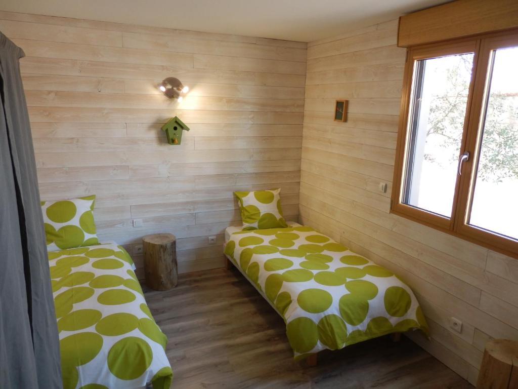 Postel nebo postele na pokoji v ubytování La Poussada, maisons écologiques avec vue mer