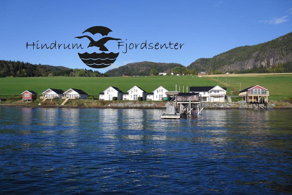 Vannvikan的住宿－Hindrum Fjordsenter，水体岸边的一群房子