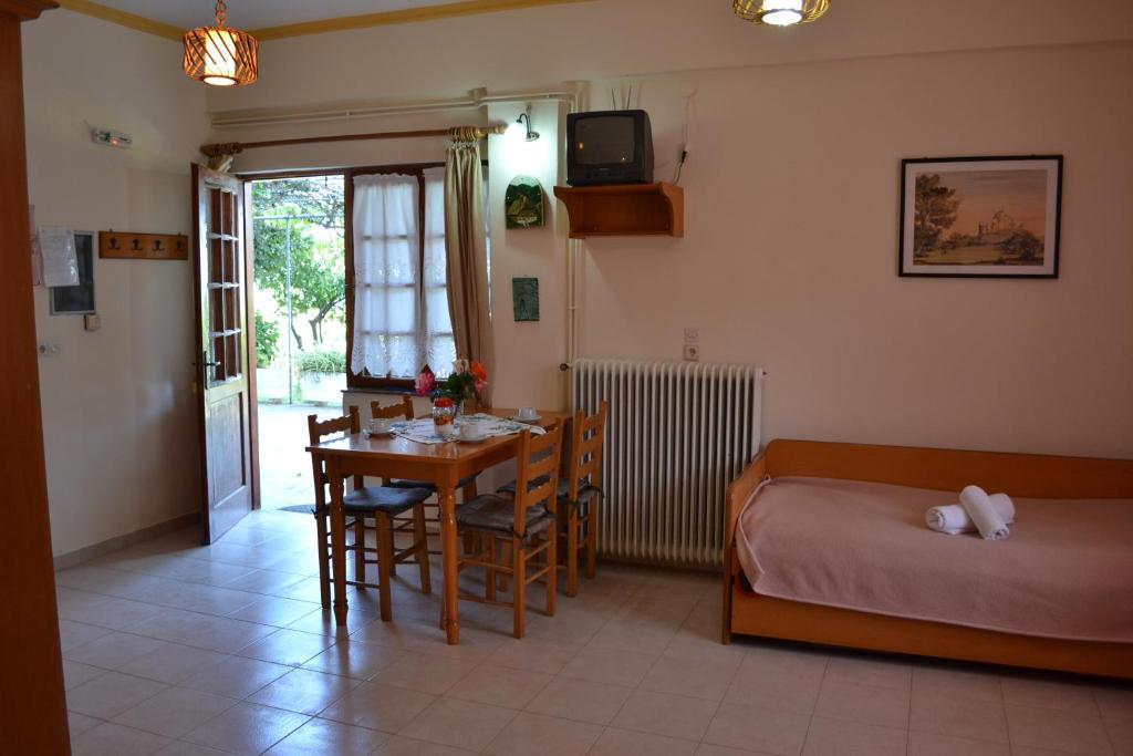 Postel nebo postele na pokoji v ubytování Dimitras House