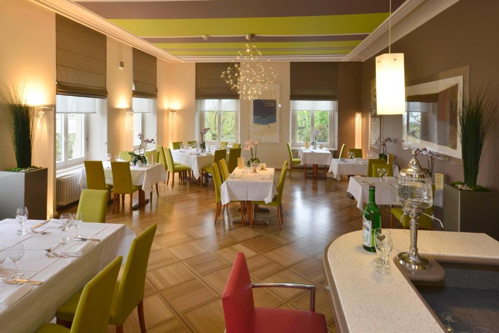 Restaurace v ubytování Hôtel Alpes & Lac