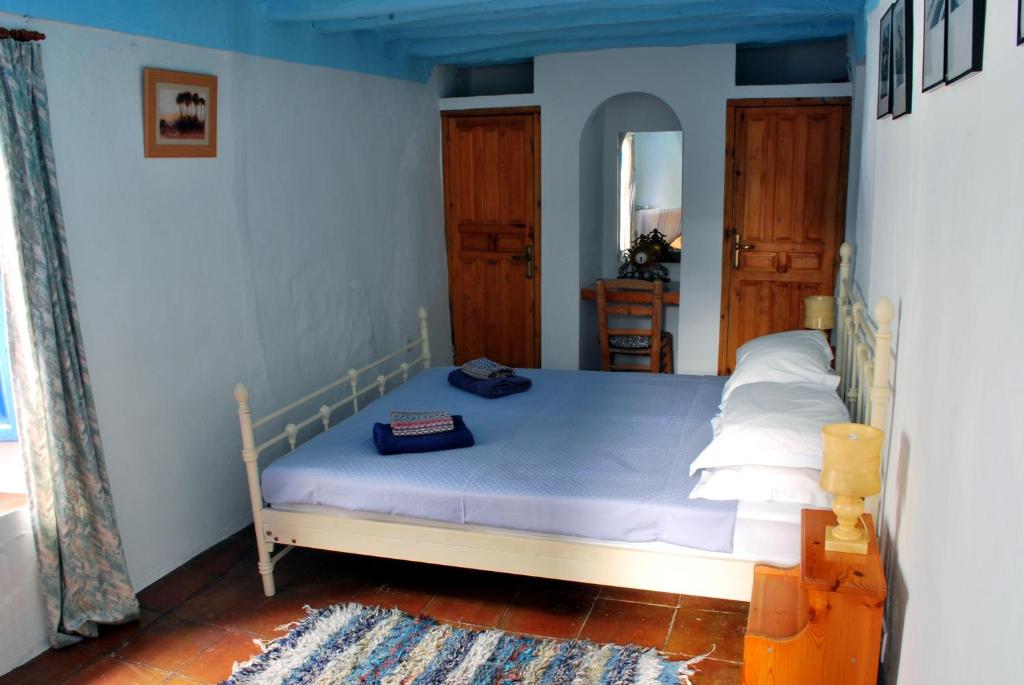 コンペタにあるCasa La Piedraの鏡付きの部屋にベッド1台が備わるベッドルーム1室があります。