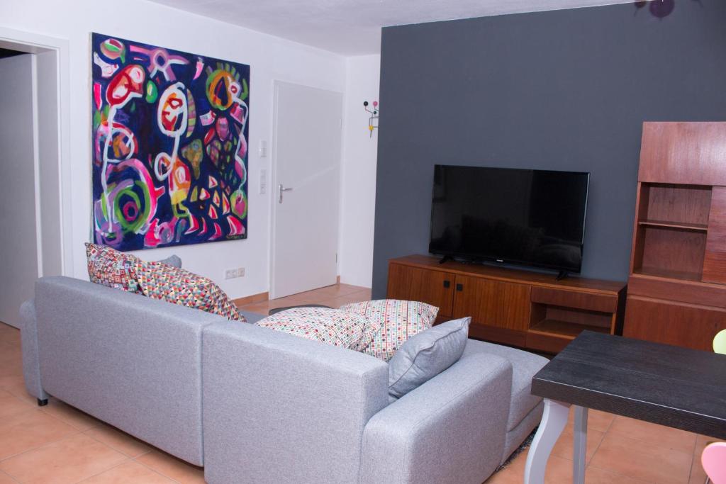 TV a/nebo společenská místnost v ubytování Art & Nature Apartments in der Nähe FFM-Messe