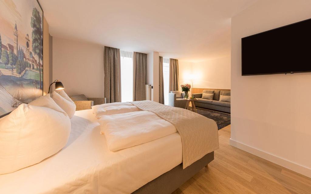 Postel nebo postele na pokoji v ubytování Hotel Bayerischer Hof