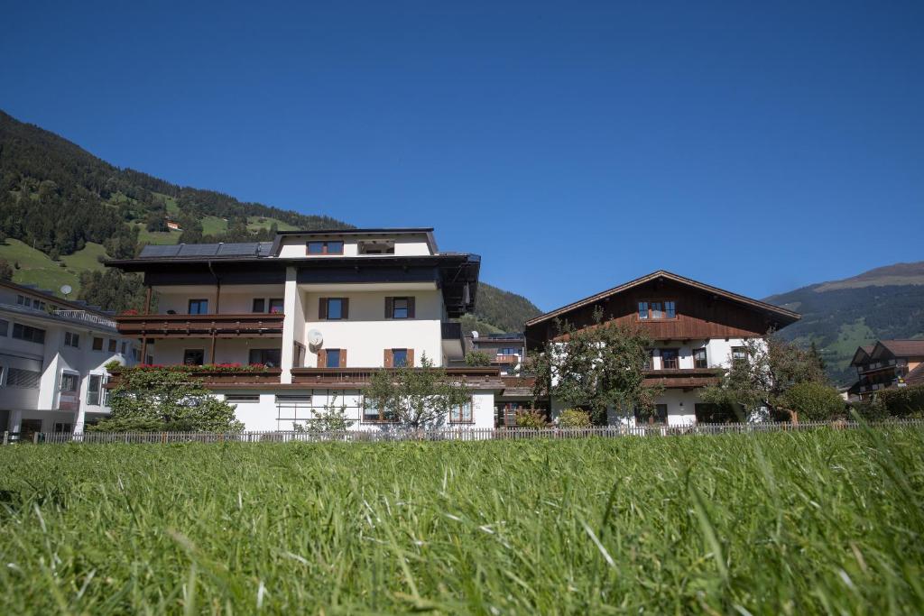 eine Gruppe von Gebäuden auf einem Grasland in der Unterkunft Appartement Schneeberger in Zell am Ziller