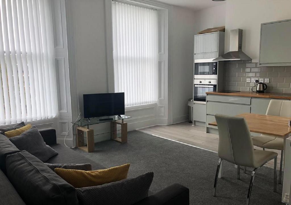 サンダーランドにあるCity centre park lane apartmentのリビングルーム(ソファ、テーブル付)