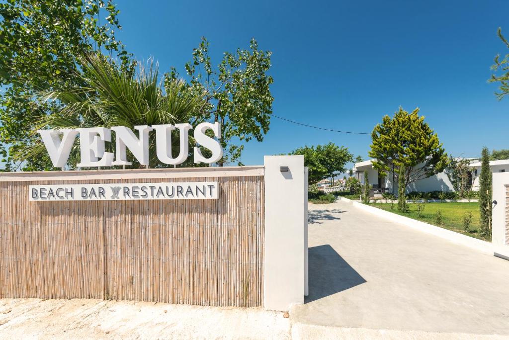 ein Schild für das Strandbar-Restaurant ventus in der Unterkunft Venus Resort in Planos