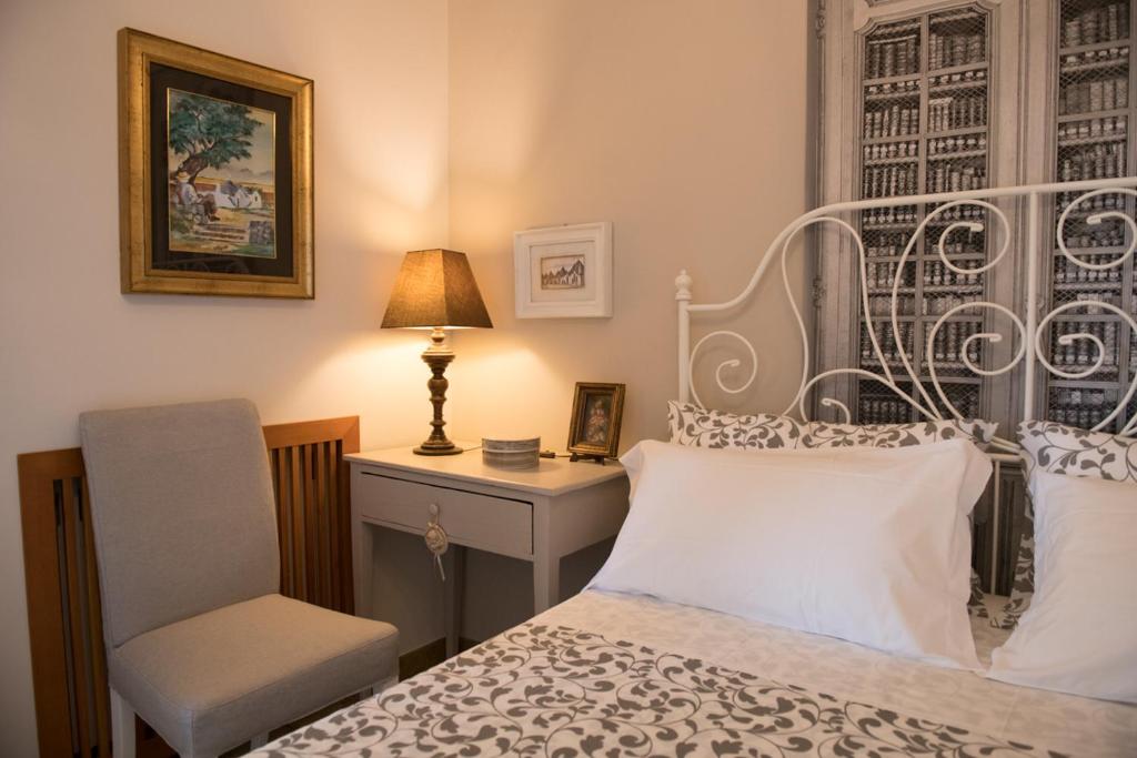 アルベロベッロにあるB&B Cenzinaのベッドルーム1室(ベッド1台、椅子、デスク付)