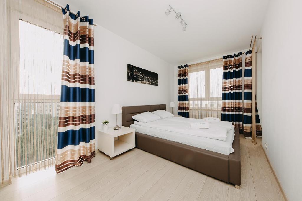 ワルシャワにあるShortStayPoland Krakowska (B65)のベッドルーム1室(ベッド1台、大きな窓付)
