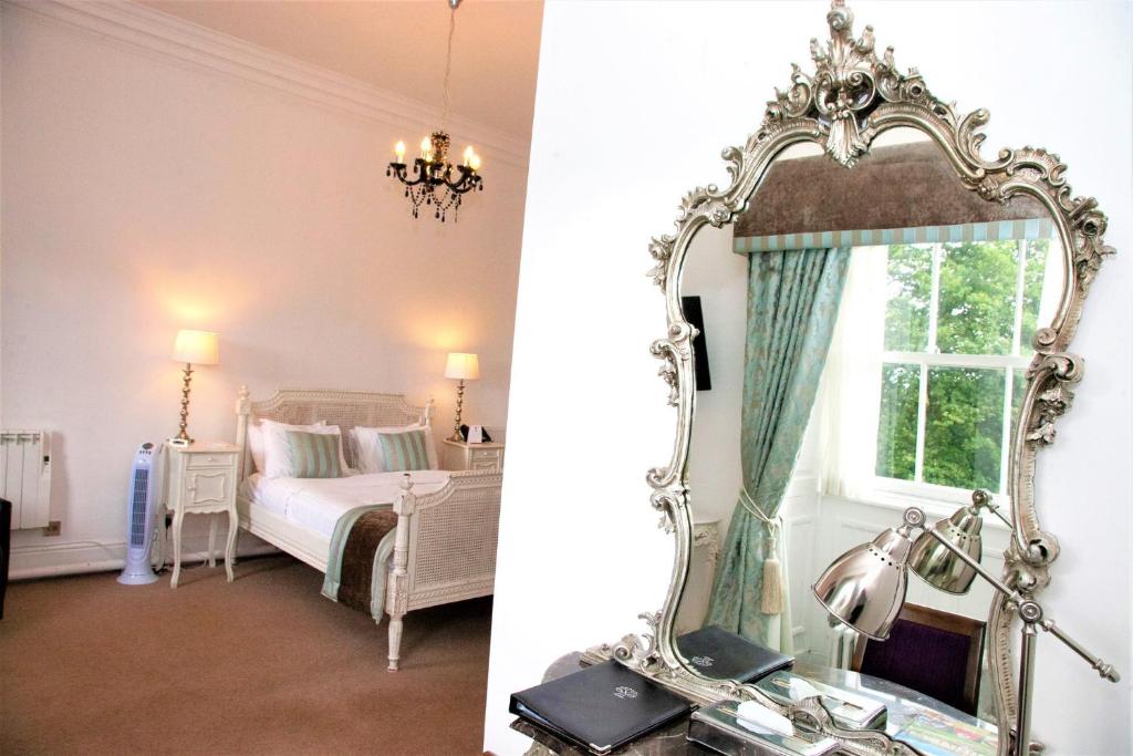 Postel nebo postele na pokoji v ubytování Best Western Plus Aston Hall Hotel