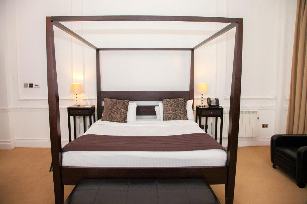 Postel nebo postele na pokoji v ubytování Best Western Plus Aston Hall Hotel