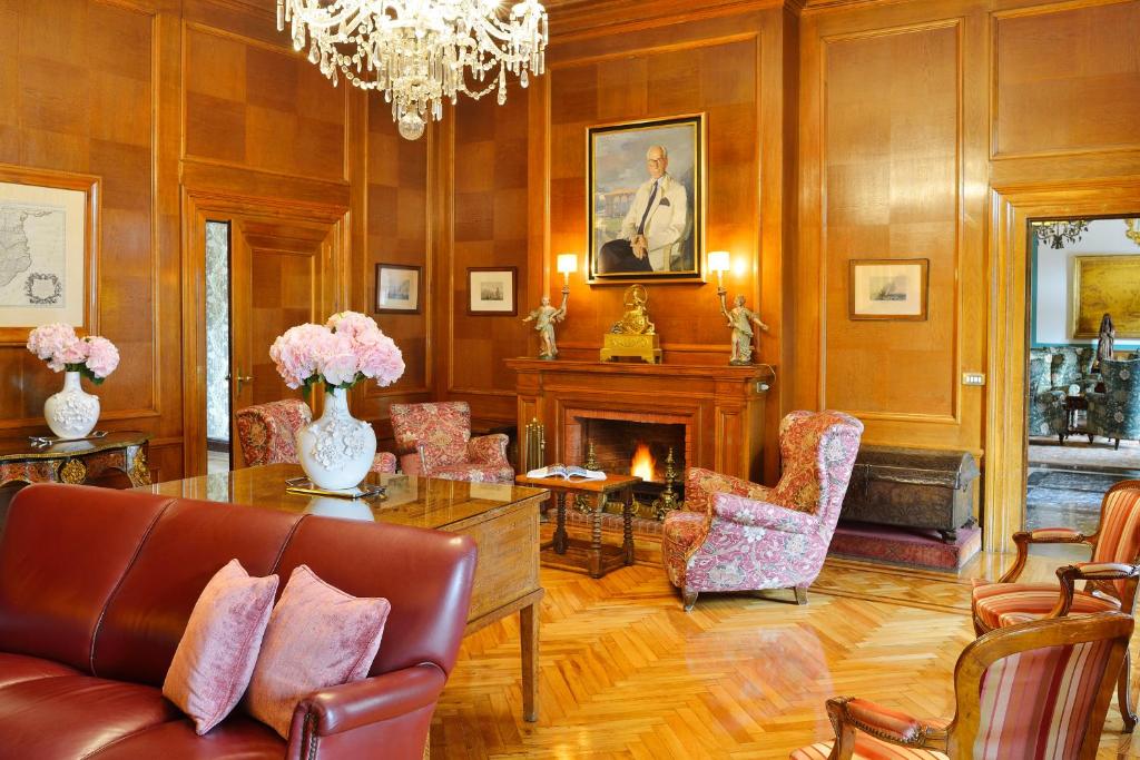 Posezení v ubytování Hostal de la Gavina GL - The Leading Hotels of the World
