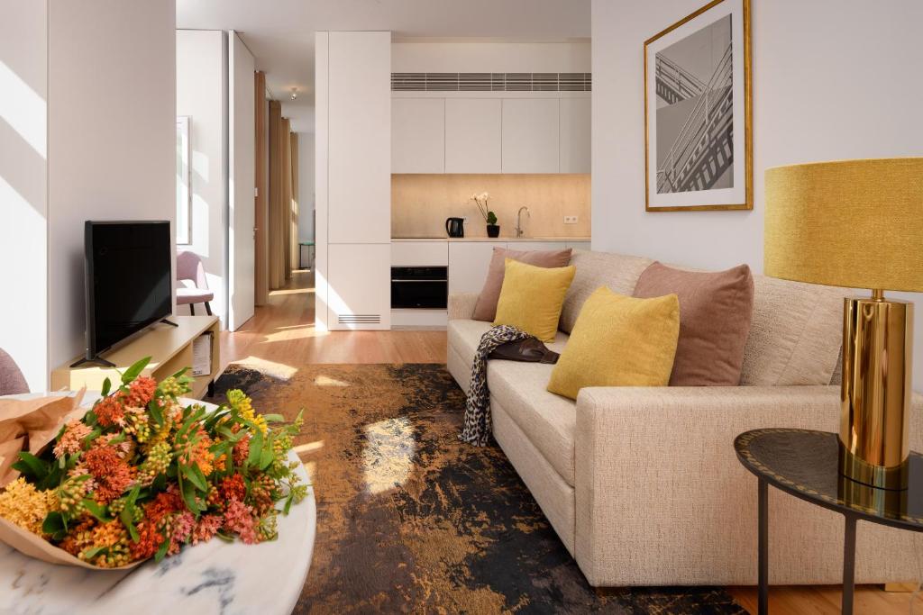 sala de estar con sofá y mesa en Ouro Grand by Level Residences en Lisboa