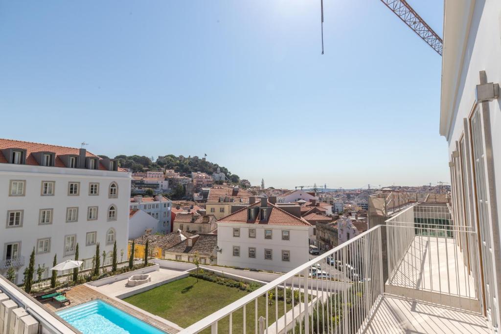 einen Balkon mit Stadtblick in der Unterkunft Prime Lisbon - Mouraria in Lissabon