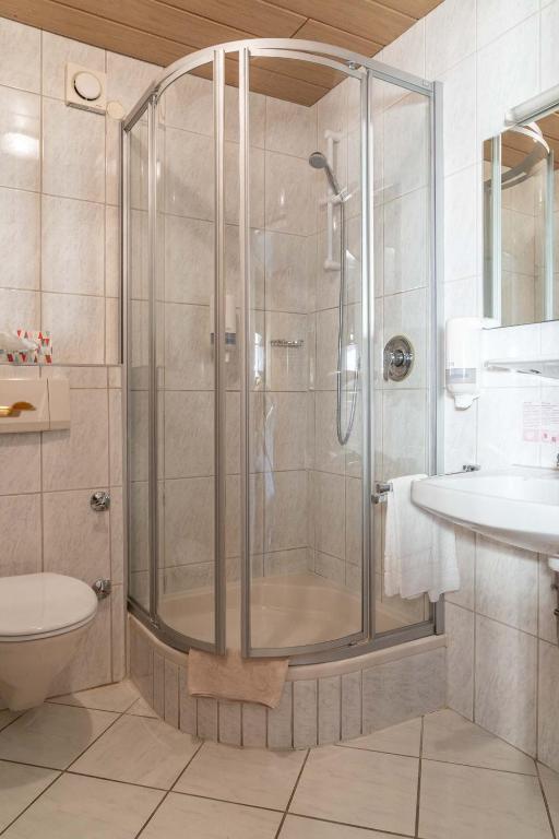Koupelna v ubytování Hotel Garni Brunnthaler