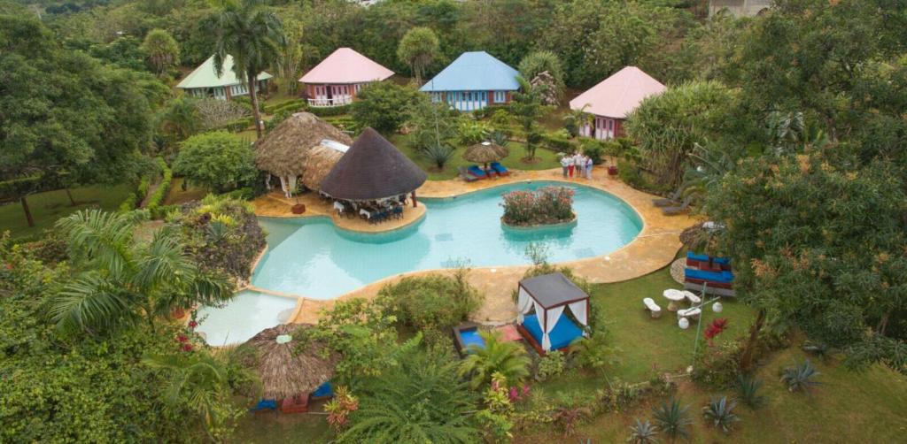 una vista aérea de una gran piscina en un complejo en Las Puertas del Paraíso en Río San Juan