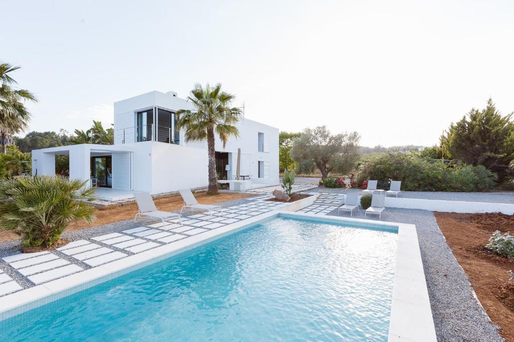 eine Villa mit Swimmingpool und ein Haus in der Unterkunft Can Guasch in Sant Llorenç de Balàfia