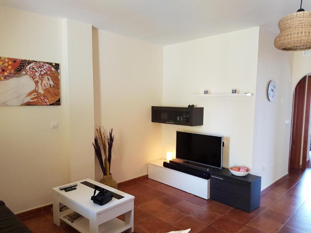 TV a/nebo společenská místnost v ubytování Apartamento con hermoso jardín y AC
