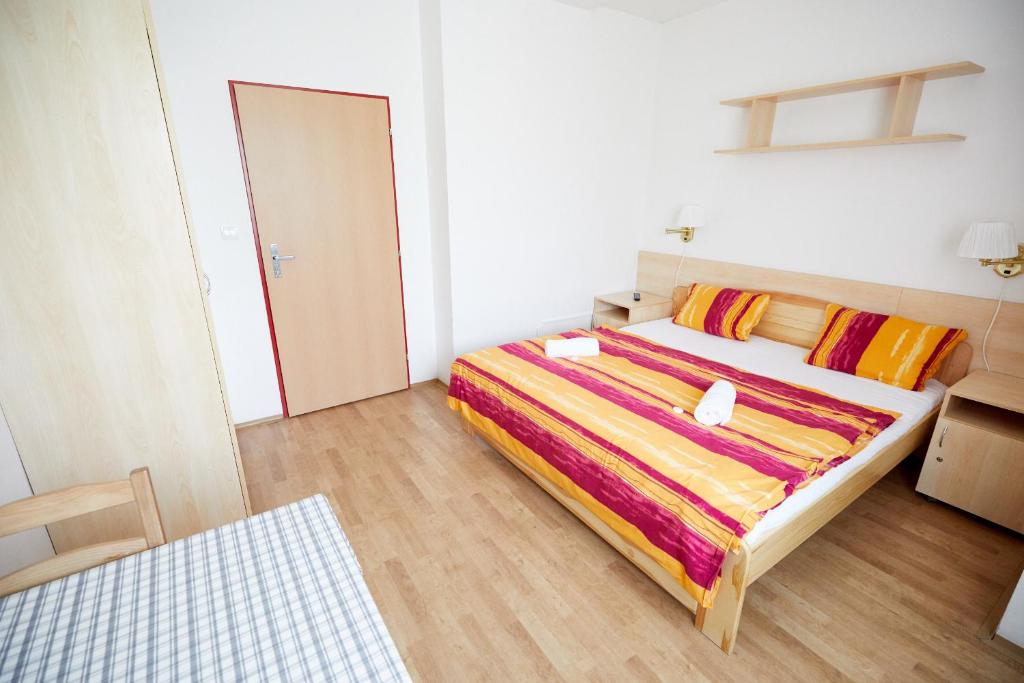 Postel nebo postele na pokoji v ubytování University Hotel
