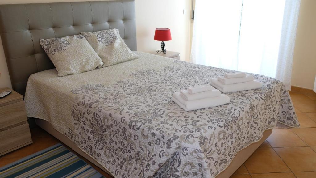 アルマカオ・デ・ペラにあるVista Marのベッドルーム1室(ベッド1台、タオル2枚付)