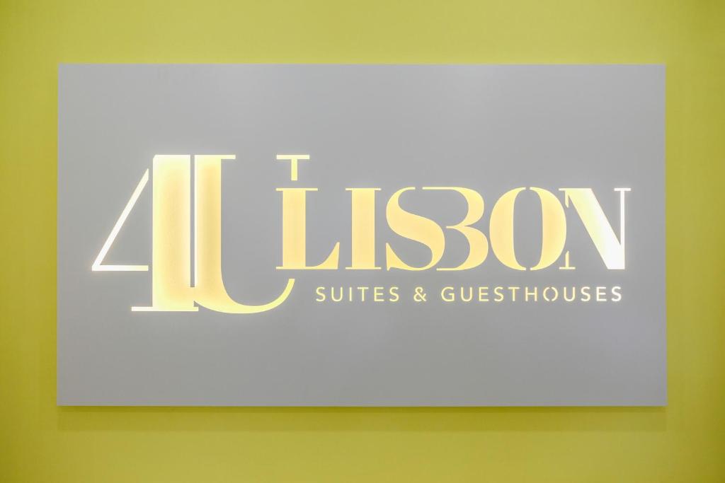 un panneau indiquant les suites et les maisons d'hôtes lincoln dans l'établissement 4U Lisbon Airport Suites, à Lisbonne