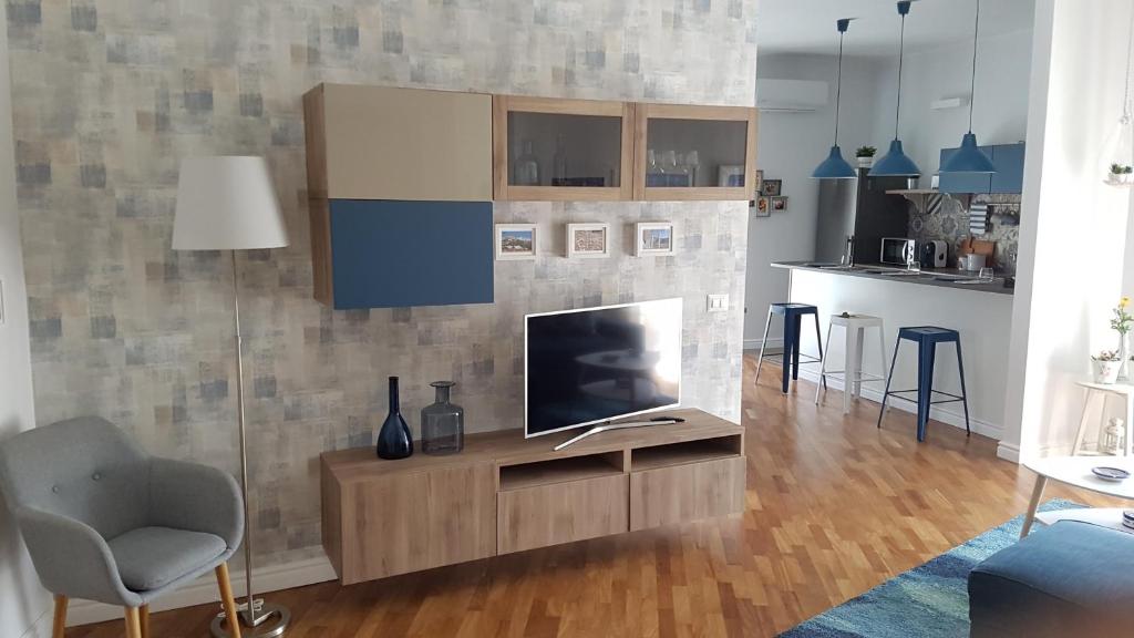 een woonkamer met een televisie op een houten tafel bij a Casa di Ele in Napels