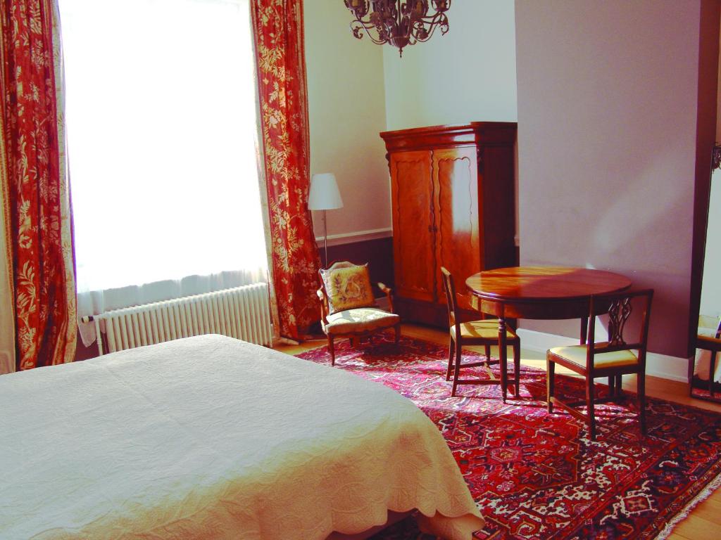 Postel nebo postele na pokoji v ubytování Louise Chatelain suites