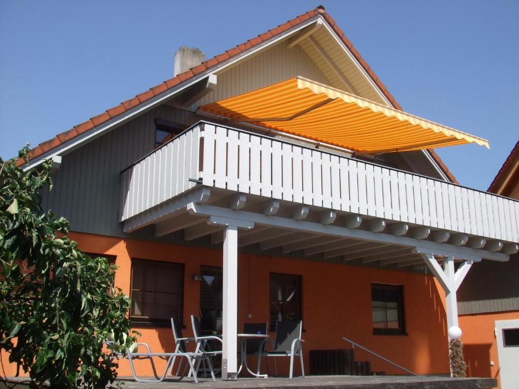 a pergola on the side of a house at Ferienwohnung Rheintal in Kappel-Grafenhausen