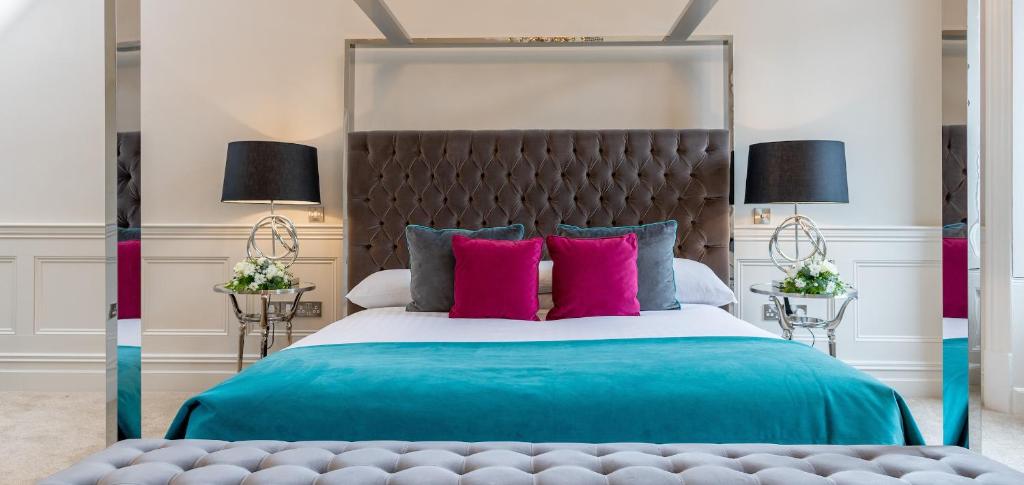 Postel nebo postele na pokoji v ubytování Kilkenny Hibernian Hotel