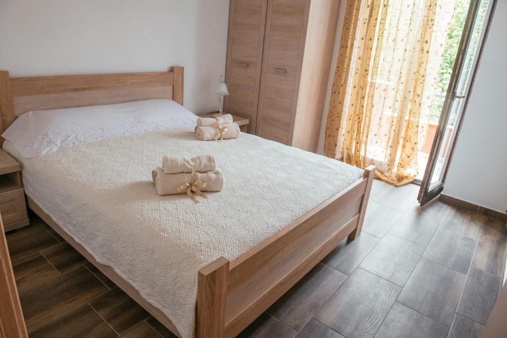 1 dormitorio con 1 cama con 2 toallas en Big Hill Apartment en Kotor