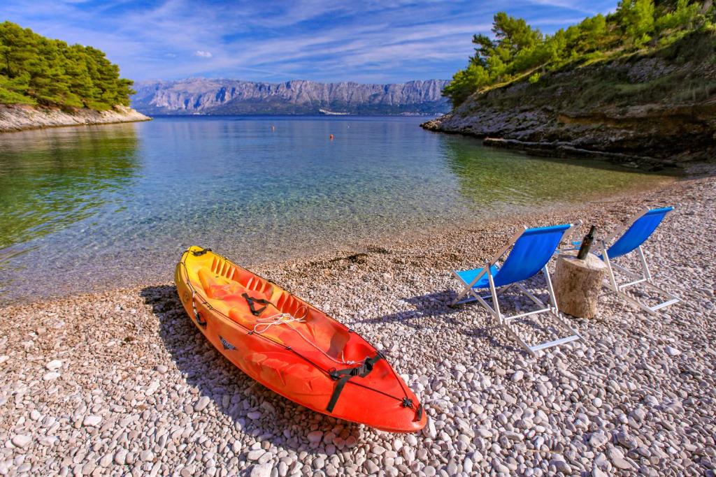 En strand vid eller i närheten av semesterhuset