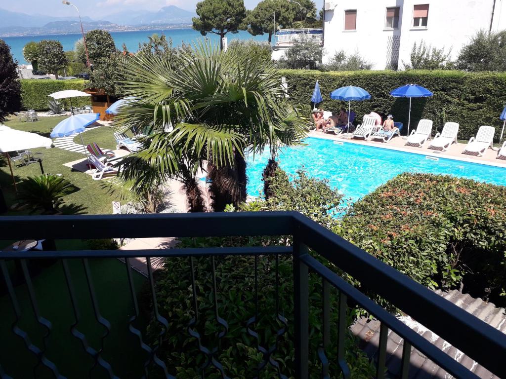 Bazén v ubytování Hotel Fornaci nebo v jeho okolí
