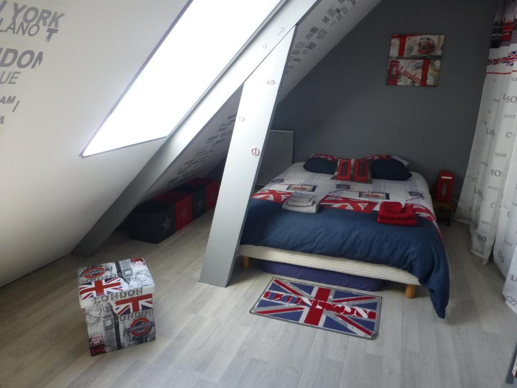 a bedroom with a bed in a attic at Welcome in Guécélard