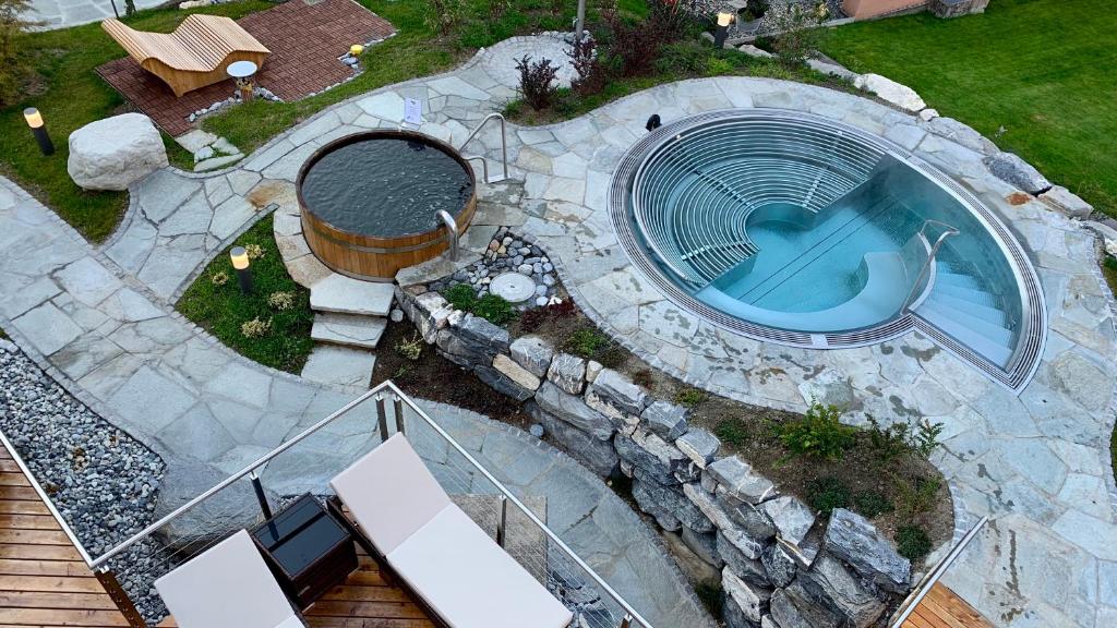 una vista aérea de una piscina en un patio en Therme 51° Hotel Physio & Spa, en Leukerbad