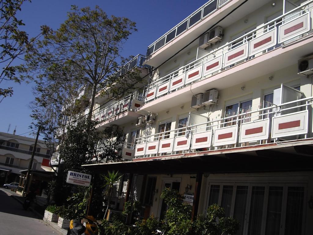 科斯城的住宿－布里斯托公寓式酒店，一侧带阳台的建筑