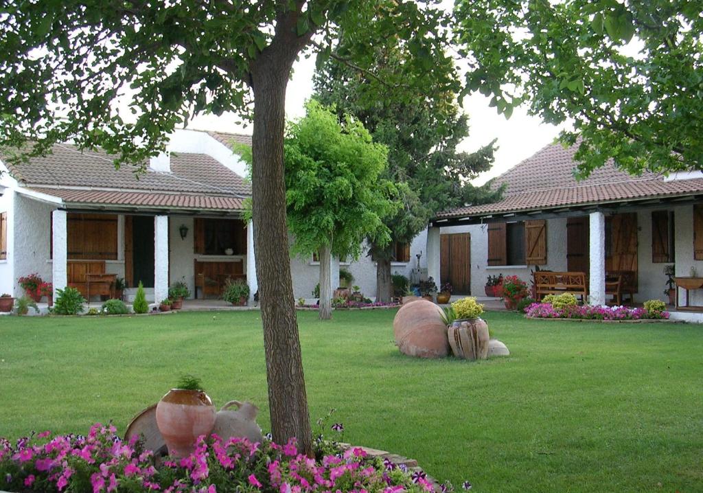 a house with some large vases in the yard at El Mirador in Quinto