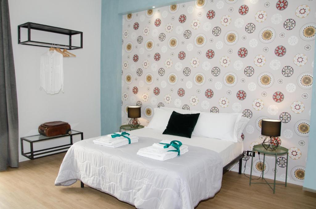 a bedroom with a bed with two towels on it at Panoramica dei Templi B&B in Agrigento
