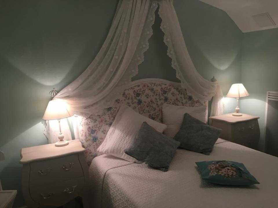 - une chambre avec un lit blanc et 2 lampes dans l'établissement Winter Palace Cannes, à Cannes